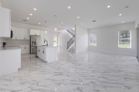 Casa en venta en Port St. Lucie, Florida, 4 dormitorios, 254.37 m2 № 2007239 - foto 14