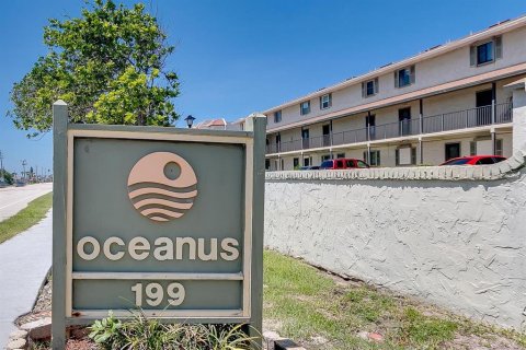 Condo in Satellite Beach, Florida, 2 bedrooms  № 2381242 - photo 24