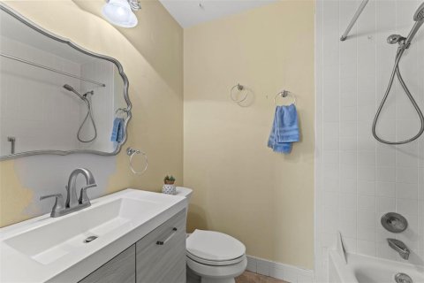 Condo in Satellite Beach, Florida, 2 bedrooms  № 2381242 - photo 17