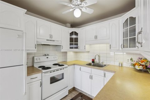 Condo in Dania Beach, Florida, 1 bedroom  № 2244319 - photo 5
