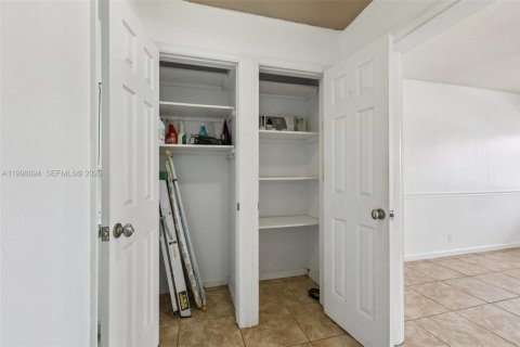 Condo in Dania Beach, Florida, 1 bedroom  № 2244319 - photo 13