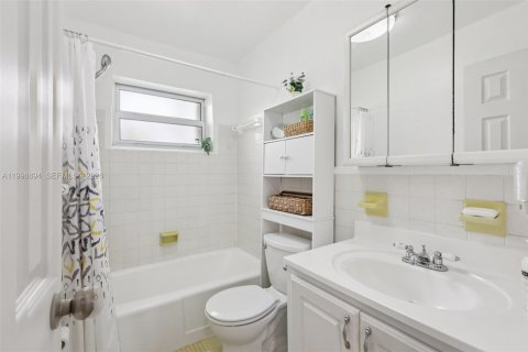 Condo in Dania Beach, Florida, 1 bedroom  № 2244319 - photo 12
