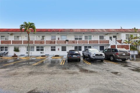 Condo in Dania Beach, Florida, 1 bedroom  № 2244319 - photo 17