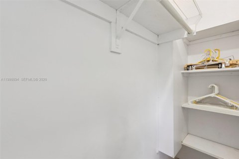 Condo in Dania Beach, Florida, 1 bedroom  № 2244319 - photo 11