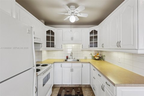 Condo in Dania Beach, Florida, 1 bedroom  № 2244319 - photo 4