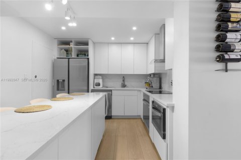 Condo in Miami Beach, Florida, 1 bedroom  № 2057111 - photo 13