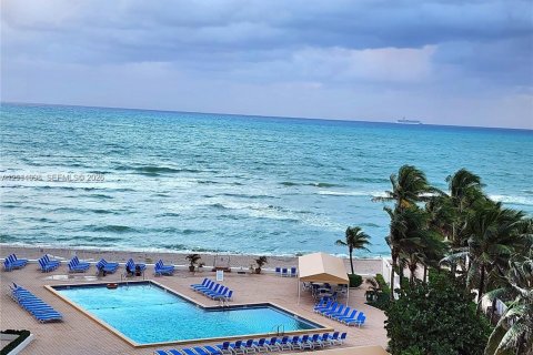 Copropriété à louer à Hollywood, Floride: 2 chambres, 127.28 m2 № 2435903 - photo 17