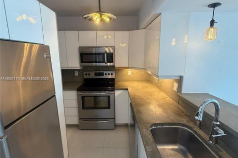 Copropriété à louer à Miami Beach, Floride: 1 chambre, 77.76 m2 № 1976703 - photo 2