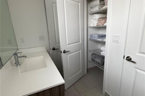 House in Miramar, Florida 5 bedrooms, 314.1 sq.m. № 1959770 - photo 26