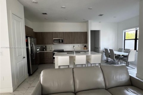 House in Miramar, Florida 5 bedrooms, 314.1 sq.m. № 1959770 - photo 10