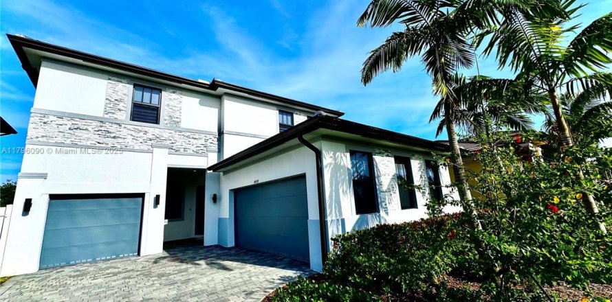 House in Miramar, Florida 5 bedrooms, 314.1 sq.m. № 1959770