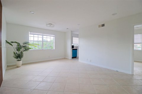 Condo in Pembroke Pines, Florida, 2 bedrooms  № 1958560 - photo 17