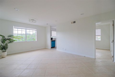 Condo in Pembroke Pines, Florida, 2 bedrooms  № 1958560 - photo 18