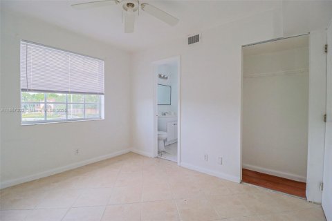 Condo in Pembroke Pines, Florida, 2 bedrooms  № 1958560 - photo 25
