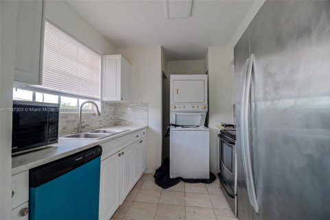 Condo in Pembroke Pines, Florida, 2 bedrooms  № 1958560 - photo 20
