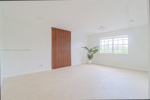 Condo in Pembroke Pines, Florida, 2 bedrooms  № 1958560 - photo 16