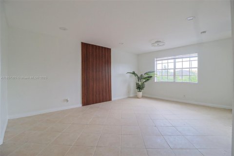 Condo in Pembroke Pines, Florida, 2 bedrooms  № 1958560 - photo 15