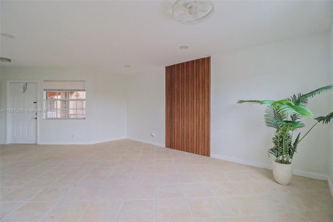 Condo in Pembroke Pines, Florida, 2 bedrooms  № 1958560 - photo 11