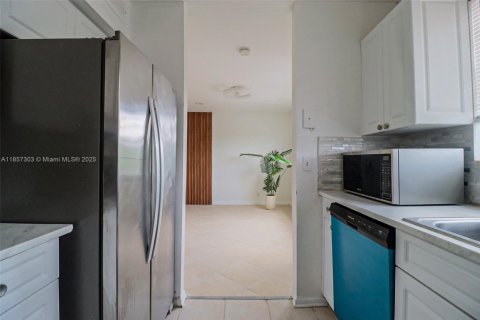 Condo in Pembroke Pines, Florida, 2 bedrooms  № 1958560 - photo 23