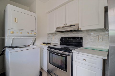 Condo in Pembroke Pines, Florida, 2 bedrooms  № 1958560 - photo 22