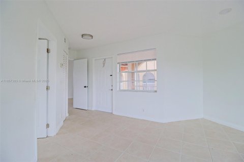 Condo in Pembroke Pines, Florida, 2 bedrooms  № 1958560 - photo 9