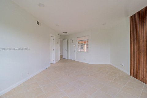 Condo in Pembroke Pines, Florida, 2 bedrooms  № 1958560 - photo 10