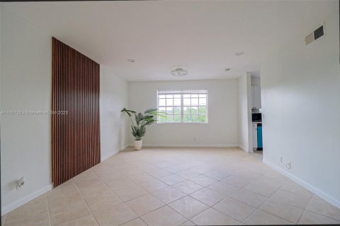 Condo in Pembroke Pines, Florida, 2 bedrooms  № 1958560 - photo 14