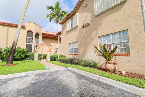 Condo in Pembroke Pines, Florida, 2 bedrooms  № 1958560 - photo 1
