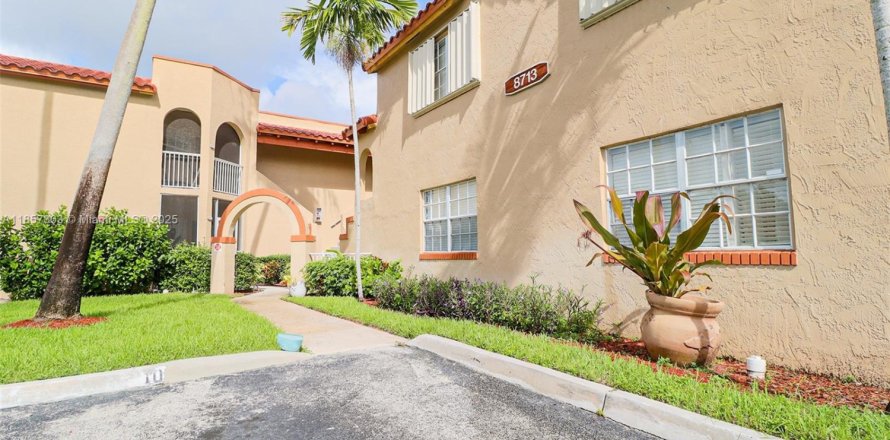 Condo in Pembroke Pines, Florida, 2 bedrooms  № 1958560