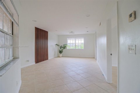 Condo in Pembroke Pines, Florida, 2 bedrooms  № 1958560 - photo 13