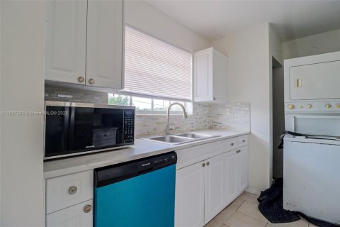 Condo in Pembroke Pines, Florida, 2 bedrooms  № 1958560 - photo 21