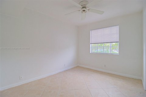 Condo in Pembroke Pines, Florida, 2 bedrooms  № 1958560 - photo 24