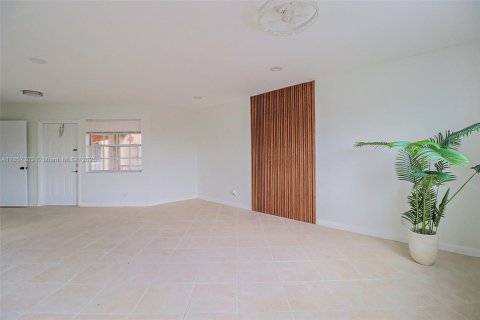 Condo in Pembroke Pines, Florida, 2 bedrooms  № 1958560 - photo 12