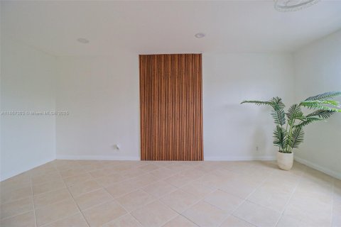 Condo in Pembroke Pines, Florida, 2 bedrooms  № 1958560 - photo 19