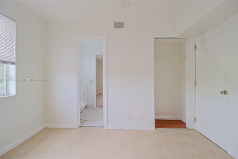 Condo in Pembroke Pines, Florida, 2 bedrooms  № 1958560 - photo 27