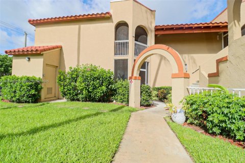 Condo in Pembroke Pines, Florida, 2 bedrooms  № 1958560 - photo 2