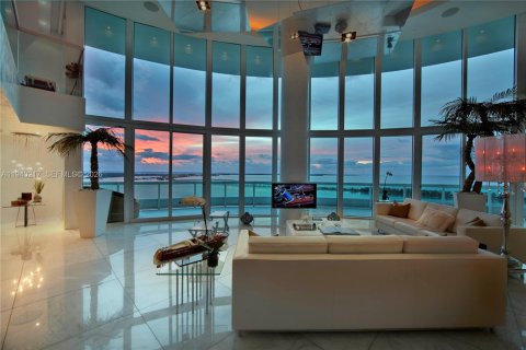 Condominio en alquiler en Miami, Florida, 4 dormitorios, 532.33 m2 № 2088600 - foto 1