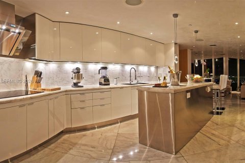 Condominio en alquiler en Miami, Florida, 4 dormitorios, 532.33 m2 № 2088600 - foto 13