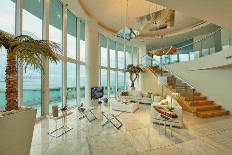 Condominio en alquiler en Miami, Florida, 4 dormitorios, 532.33 m2 № 2088600 - foto 4