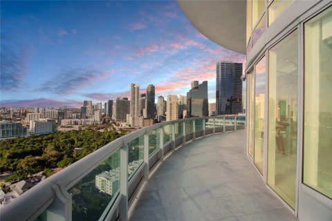 Condominio en alquiler en Miami, Florida, 4 dormitorios, 532.33 m2 № 2088600 - foto 8