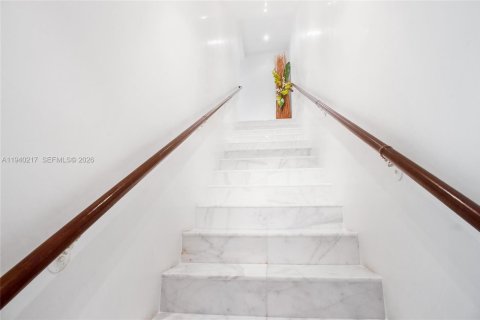 Condominio en alquiler en Miami, Florida, 4 dormitorios, 532.33 m2 № 2088600 - foto 14