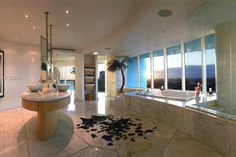 Condominio en alquiler en Miami, Florida, 4 dormitorios, 532.33 m2 № 2088600 - foto 17