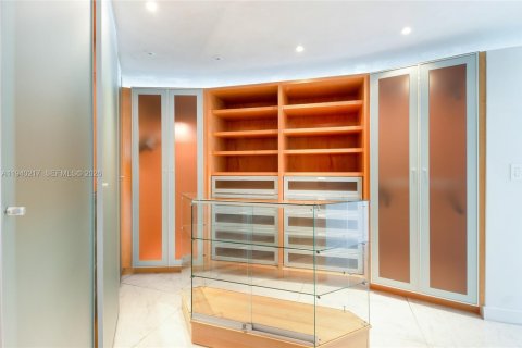 Condominio en alquiler en Miami, Florida, 4 dormitorios, 532.33 m2 № 2088600 - foto 19