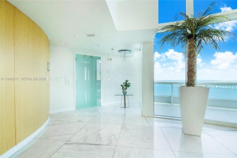 Condominio en alquiler en Miami, Florida, 4 dormitorios, 532.33 m2 № 2088600 - foto 3