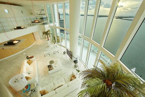 Condominio en alquiler en Miami, Florida, 4 dormitorios, 532.33 m2 № 2088600 - foto 2