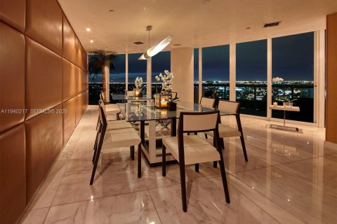 Condominio en alquiler en Miami, Florida, 4 dormitorios, 532.33 m2 № 2088600 - foto 6