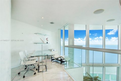 Condominio en alquiler en Miami, Florida, 4 dormitorios, 532.33 m2 № 2088600 - foto 15