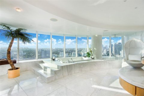 Condominio en alquiler en Miami, Florida, 4 dormitorios, 532.33 m2 № 2088600 - foto 18