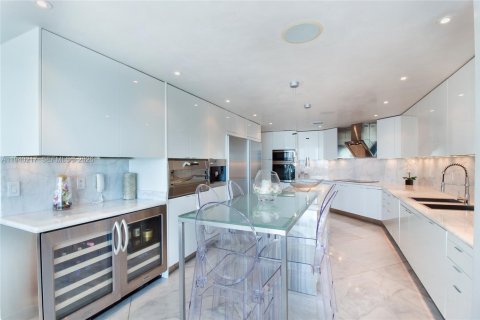 Condominio en alquiler en Miami, Florida, 4 dormitorios, 532.33 m2 № 2088600 - foto 9