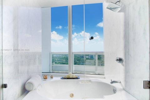 Condominio en alquiler en Miami, Florida, 4 dormitorios, 532.33 m2 № 2088600 - foto 25